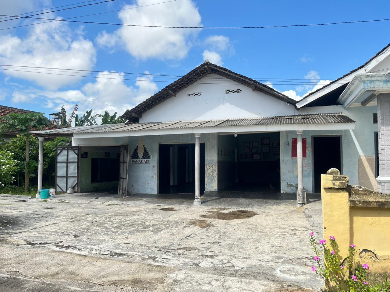 FOTO TAMPAK DEPAN TEMPAT RUMAH KREATIF DAMAR ART
